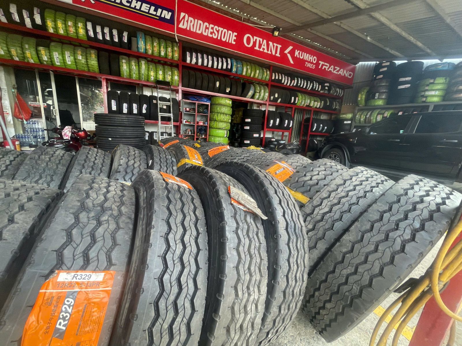 VÁ LỐP XE LƯU ĐỘNG THỦ DẦU MỘT/ ĐẠI LỘ BÌNH DƯƠNG/ QUỐC LỘ 13 BÌNH DƯƠNG